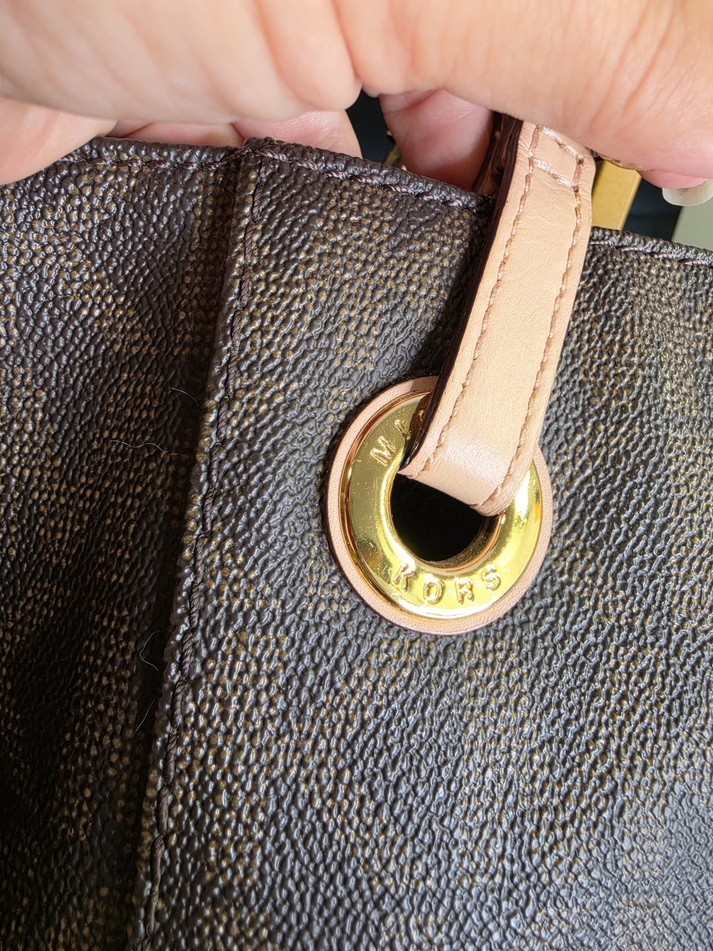 Michael Kors Large Leather Signature MK Jet Set Tote - Picture 5 of 16